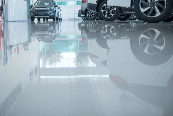 Hoogwaardige epoxyvloer in een Nederlandse autoshowroom met glanzende afwerking